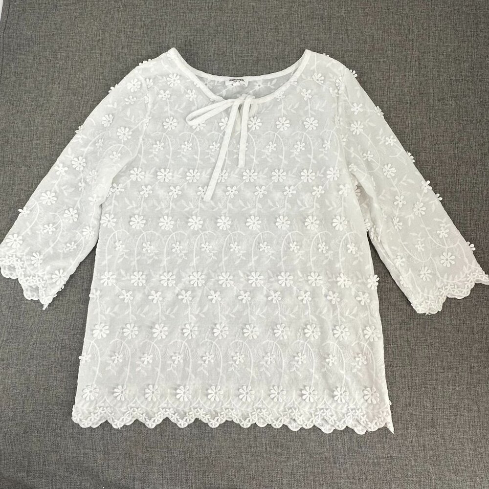 Kindred 3D Floral Embroidered Blouse‎ Petite Medium White 100% Cotton Pre-Owned